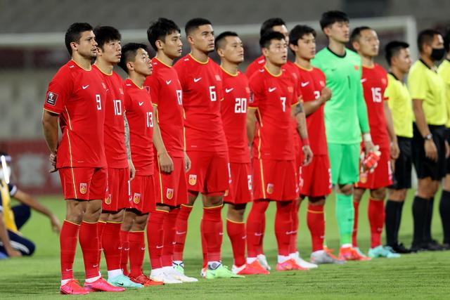 董洁82斤”引领简约时尚风潮：衬衫搭配半裙与乐福鞋
